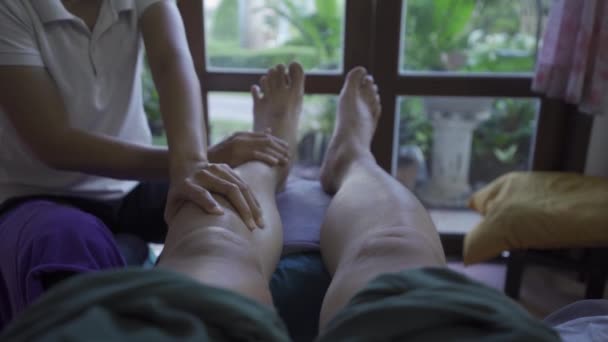 Woman Having Relaxing Massage Thai Shop Massage Therapist Doing Reflexology — Stockvideo