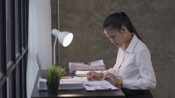 Young Accountant Working Graph Papers Close Asian Woman Using Laptop — Vídeos de Stock
