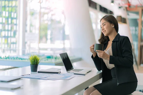 Smiling Beautiful Asian Businesswoman Holding Coffee Cup Laptop Working Documents — Foto de Stock