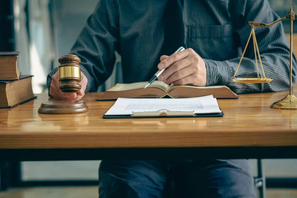 Judge Hammer Scales Justice Jurisprudence Book Table Lawyer Office Provide — Stock Photo, Image