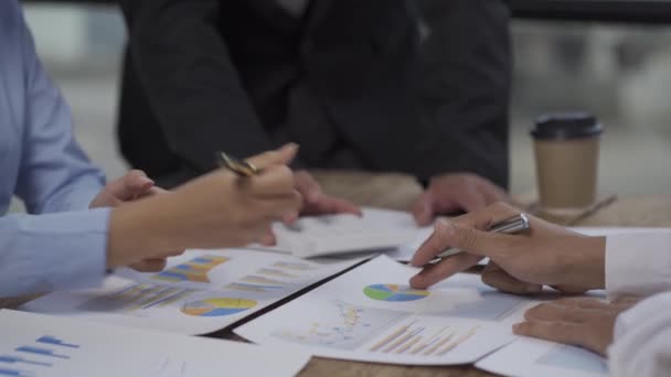 Creative Young People Asia Discuss Business Finance Accounting Brainstorm Meet — Video Stock