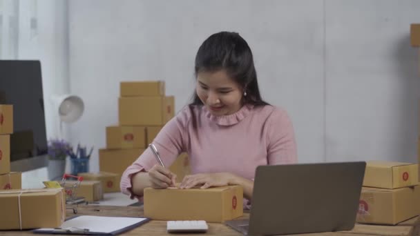 Азійка Яка Працює Ноутбуком Клавіатурі Перевірка Порядку Доставки Товарів Пакет — стокове відео