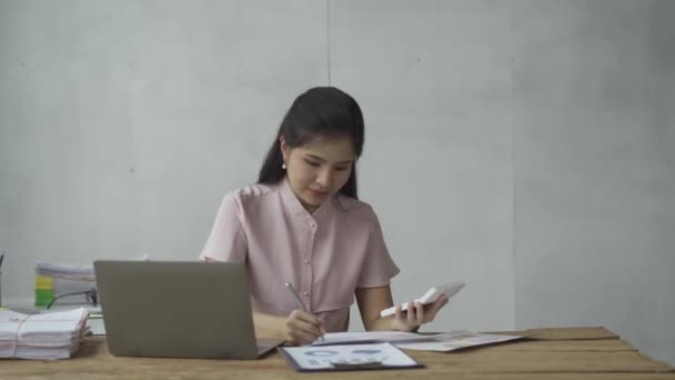 Online Business Asian Female Accountant Working Home Laptop Meeting — Stockvideo