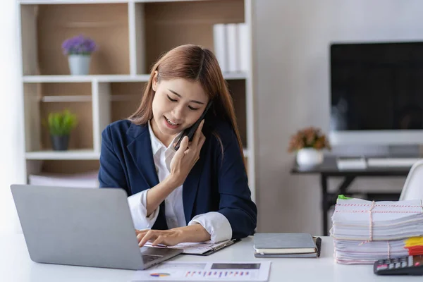 Successful Young Asian Businesswoman Uses Smartphone Laptop Work Office Financial — Fotografia de Stock