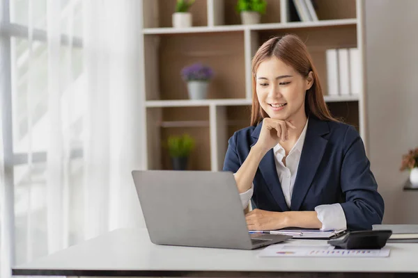 Charming Asian Businesswoman Finance Worker Using Laptop Computer Working Financial — Fotografia de Stock