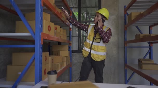 Young Manager Checking Stock Clipboard Warehouse Side View Young Asian — Vídeo de Stock