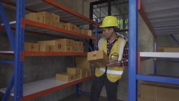 Young Manager Checking Stock Clipboard Warehouse Side View Young Asian — Vídeo de Stock