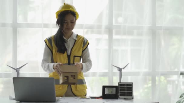 Женщина Инженер Планирует Построить Электростанцию Ветряными Турбинами Возобновляемая Энергия Инженерами — стоковое видео