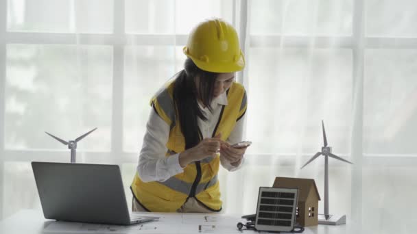 Female Engineer Planning Build Power Plant Wind Turbines Renewable Energy — 图库视频影像