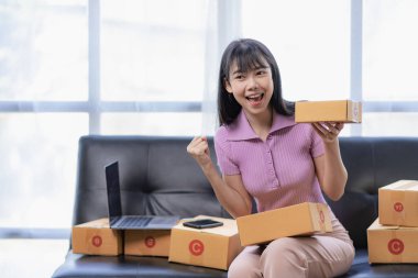 Bir muhasebeci iş muhasebe kavramına bağlı kalırken bir hesap makinesi ve bilgisayar kullanır. Bütçe ve Kredi Elleri, ofis dikey resminde para kazanan ve harcamaları hesaplayan insanların elleri