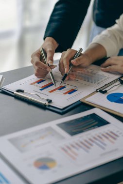 Bir muhasebeci iş muhasebe kavramına bağlı kalırken bir hesap makinesi ve bilgisayar kullanır. Bütçe ve Kredi Elleri, ofis dikey resminde para kazanan ve harcamaları hesaplayan insanların elleri