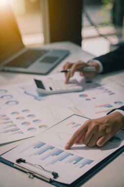 Bir muhasebeci iş muhasebe kavramına bağlı kalırken bir hesap makinesi ve bilgisayar kullanır. Bütçe ve Kredi Elleri, ofis dikey resminde para kazanan ve harcamaları hesaplayan insanların elleri