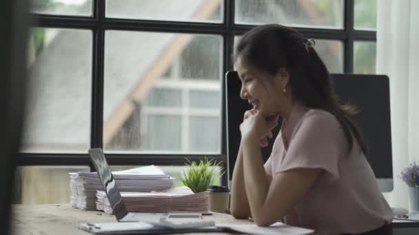 Online Business Asian Female Accountant Working Home Using Laptop Meeting — стокове відео