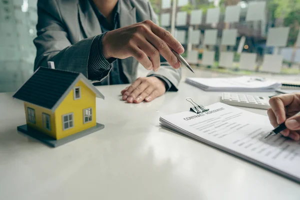 Immobilienmakler Sprechen Mit Neuen Hauskäufern Und Bieten Gute Zinssätze Und — Stockfoto