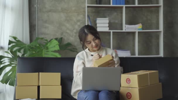 Asijské Žena Sedí Pohovce Doma Krabicí Notebook Přičemž Objednávky Zákazníků — Stock video