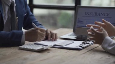 Emlak sözleşmelerini, sigortaları ya da ipotekleri tartışmak için temsilciler ve müşterilerle ev modelleri belgesi. Ev kiralama sözleşmesini imzaladıktan sonra müşterilerle tokalaş..