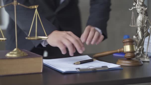 Крупный План Подписания Адвокатом Документов Судьи Зале Суда Молотком Богиней — стоковое видео