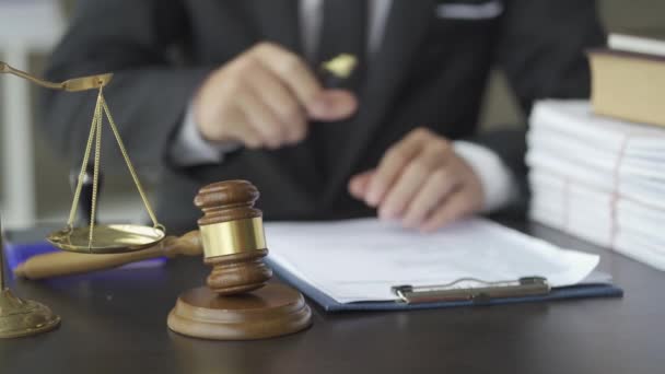 Close Advogado Assinar Documentos Juiz Tribunal Com Martelo Deusa Injustiça — Vídeo de Stock