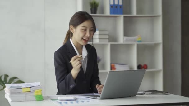 Nahaufnahme Asiatische Geschäftsfrau Mit Taschenrechner Mit Steuerrechner Für Diagramme Und — Stockvideo