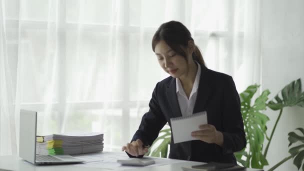 Gros Plan Femme Affaires Asiatique Utilisant Calculatrice Avec Calculatrice Impôt — Video