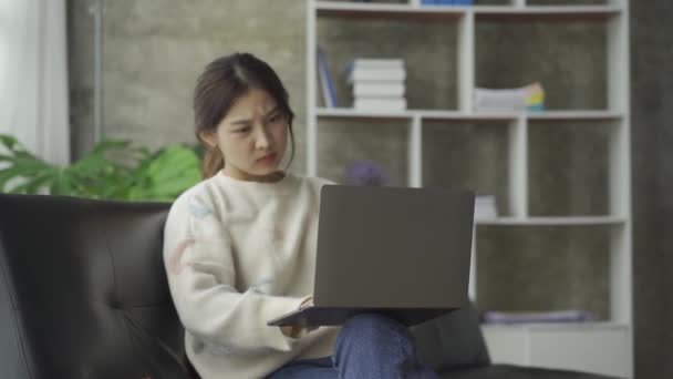 Stressad Asiatisk Kvinna Sitter Soffan Hemma Arbetar Online Bärbar Dator — Stockvideo
