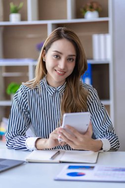 Finans analizinde çalışan Asyalı iş kadını muhasebe raporu, gelir istatistikleri, kâr ve büyüme için şirket performansı grafiği, araştırma, dikey imaj.