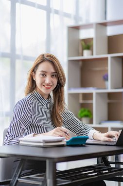 Finans analizinde çalışan Asyalı iş kadını muhasebe raporu, gelir istatistikleri, kâr ve büyüme için şirket performansı grafiği, araştırma, dikey imaj.