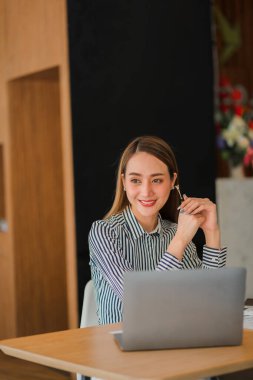 Finans analizinde çalışan Asyalı iş kadını muhasebe raporu, gelir istatistikleri, kâr ve büyüme için şirket performansı grafiği, araştırma, dikey imaj.