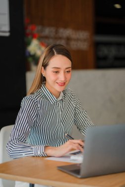 Finans analizinde çalışan Asyalı iş kadını muhasebe raporu, gelir istatistikleri, kâr ve büyüme için şirket performansı grafiği, araştırma, dikey imaj.