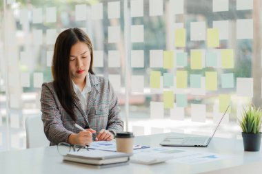 Finans analizinde çalışan Asyalı iş kadını muhasebe raporu, gelir istatistikleri, kâr ve büyüme için şirket performansı grafiği, araştırma, dikey imaj.