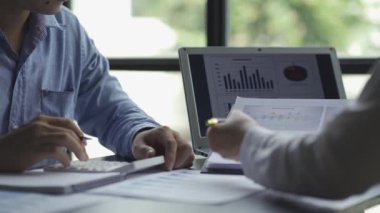 Asyalı işadamı ve muhasebeci ev geliri ve gider kayıtlarında çalışıyor, ciddi bir adam, defter, bütçe, vergi, finansal muhasebe ofisinde çalışan 4k