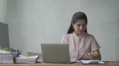 Çekici Asyalı kadın muhasebeci hesap yapıyor. İpotek, Yatırım, Ekonomi, Tasarruf veya Sigorta. Ve 4K gayrimenkul çevrimiçi toplantı fikirleri