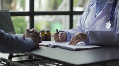 Doktorlar hastalara hastane randevularını tavsiye ediyor. Sağlık uzmanları erkeklerle sağlık sonuçları hakkında konuşuyor ve tartışıyorlar.