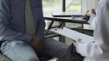 Asyalı doktorlar ve hastalar prostat testinden geçiyor. Bir erkek doktora danışıyor, prostat kanseri, erken boşalma, ereksiyon bozukluğu...