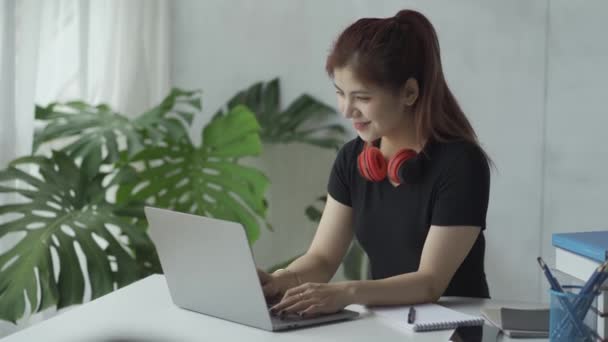 Femeie Asiatică Care Poartă Căști Laptop Carte Rețeaua Concept Educațional — Videoclip de stoc