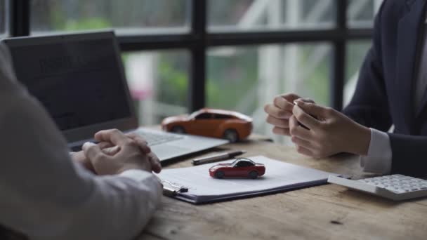 汽车经销商们向他们推荐汽车 利率和保险 并握手和关键的蹲伏 — 图库视频影像
