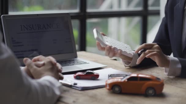 Автодилеры Рекомендуют Автомобили Процентные Ставки Страхование Своих Столах Рукопожатием Ключом — стоковое видео