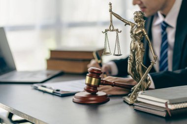 Avukatlar çekiç ve teraziyle çalışır. Bir hukuk firmasında adalet tanrıçası.