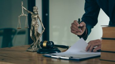 Avukatlar çekiç ve teraziyle çalışır. Bir hukuk firmasında adalet tanrıçası.