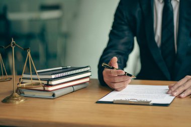 Avukatlar çekiç ve teraziyle çalışır. Bir hukuk firmasında adalet tanrıçası.