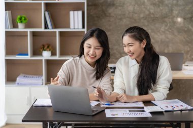 Finans ofisinde çalışan 2 tatlı Asyalı kadın muhasebeci.