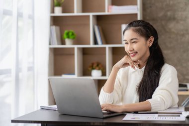 Yeni nesil Asyalı kadın muhasebeciler hesaplama yapıyor. Masaüstüne yerleştirilmiş not defterleri yazmak için çekici ofis çalışanı tasarrufu, finans ve ekonomi kavramları.