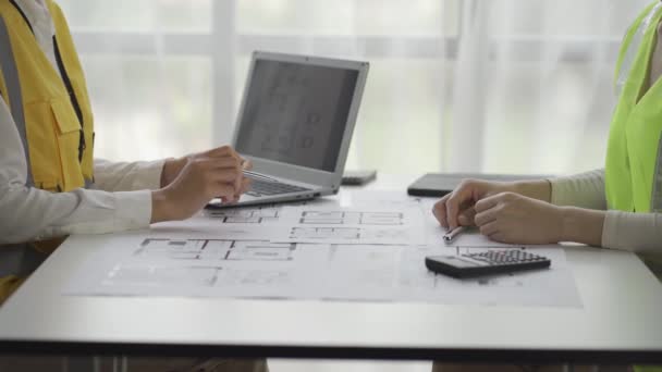 Deux Ingénieures Architectes Asiatiques Discutent Lors Une Table Planification Projet — Video