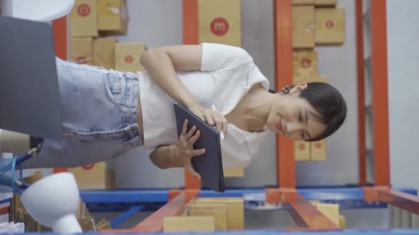 Азійська Жінка Перевіряє Товари Матеріали Полиці Буфетом Складі Sme Logistics — стокове відео