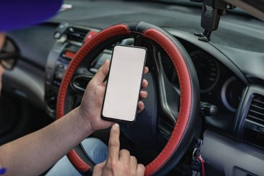 Beyaz ekran boyutunda cep telefonları GPS 'li yönleri bulmak için araba konseptini yönlendiriyor.