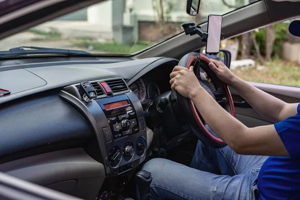 Genç Adam Beyaz Ekranlı Akıllı Bir Telefonla Araba Kullanıyor — Stok fotoğraf