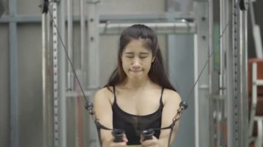 Güçlü ve sağlıklı olmak için kas esnetme egzersizi yapan çekici Asyalı kız spor salonu, egzersiz konsepti..