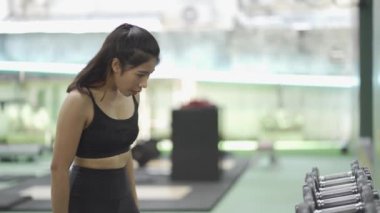 Güçlü ve sağlıklı olmak için kas esnetme egzersizi yapan çekici Asyalı kız spor salonu, egzersiz konsepti..