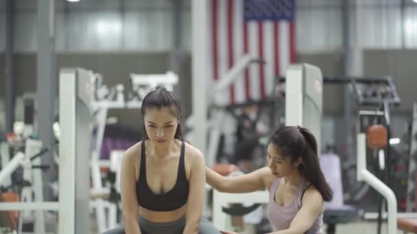 Charming Asian Girl Gym Workout Para Esticar Músculos Para Ficar — Vídeo de Stock
