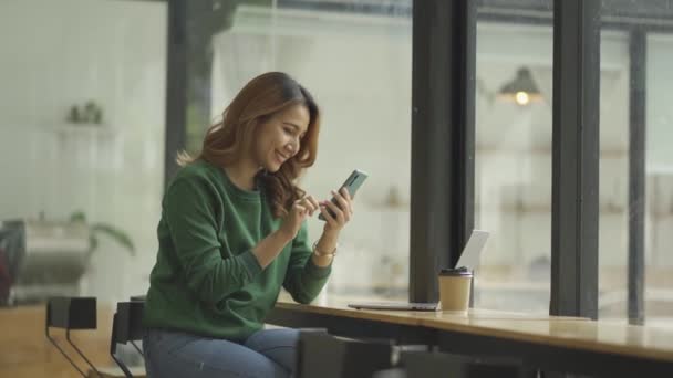 Vacker Asiatisk Kvinna Som Arbetar Och Pratar Med Smartphone Och — Stockvideo